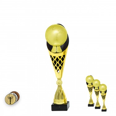 Fußball auf einer schwarz-goldenen Trophäe