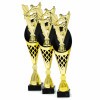 Fußball auf einer schwarz-goldenen Trophäe
