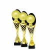 Fußball auf einer schwarz-goldenen Trophäe
